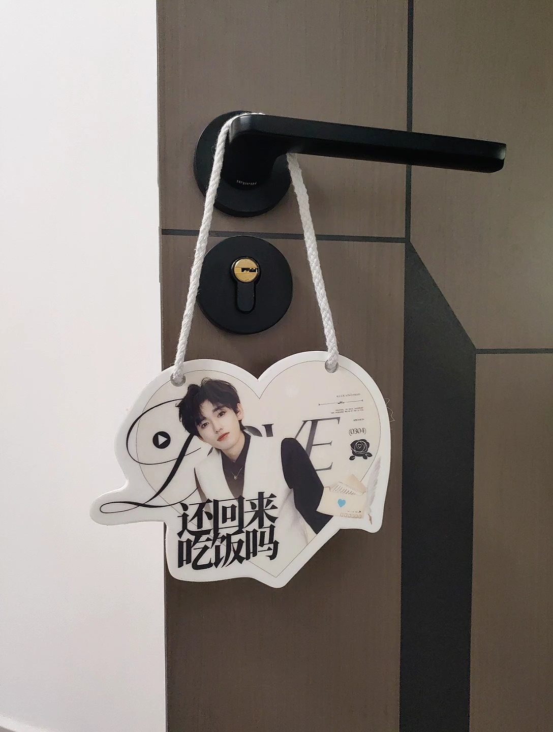 好……好可怕呀，老公~，人家害怕怕啦！~眼睛里汪起泪花啦，用胖乎乎的小手揉了揉，