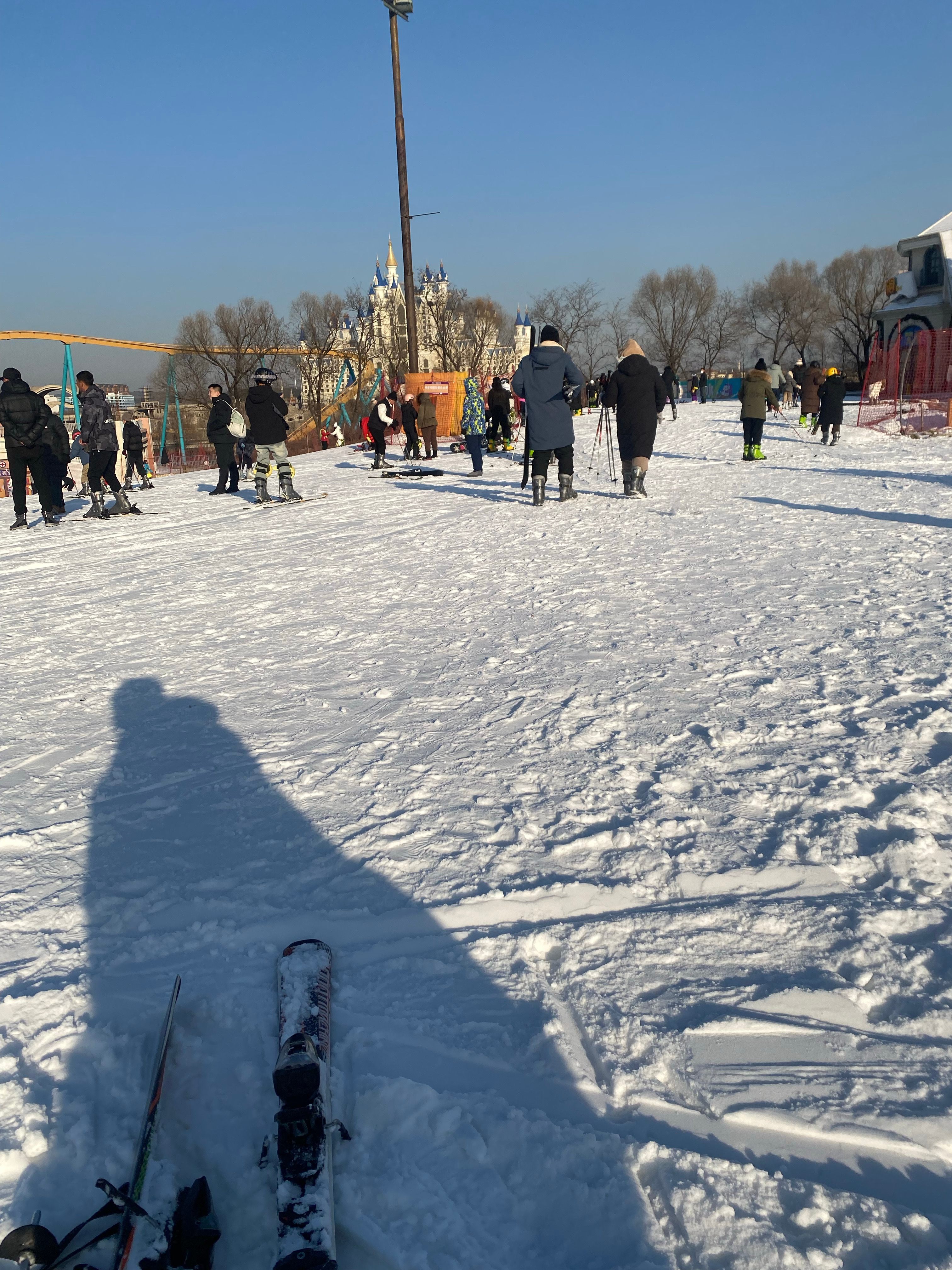 在雪里碰头 今天太热了，休息一下继续滑  