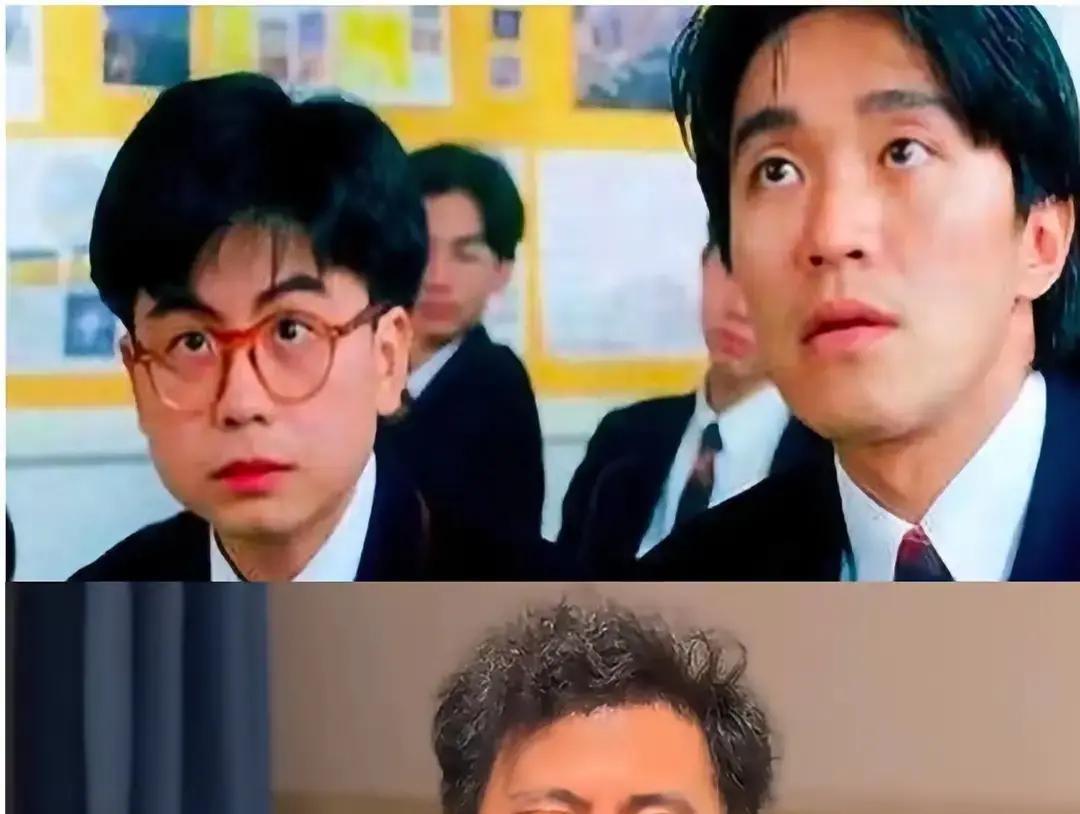 穿着件印了卡通图案的白T恤，对着镜头双手合十，身子往前探着，嘴里连声念叨着星仔对