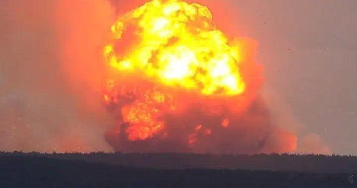 凤凰新闻【乌军打击俄最大军火库，殉爆从凌晨持续到中午，当地居民连夜逃离】【军武次