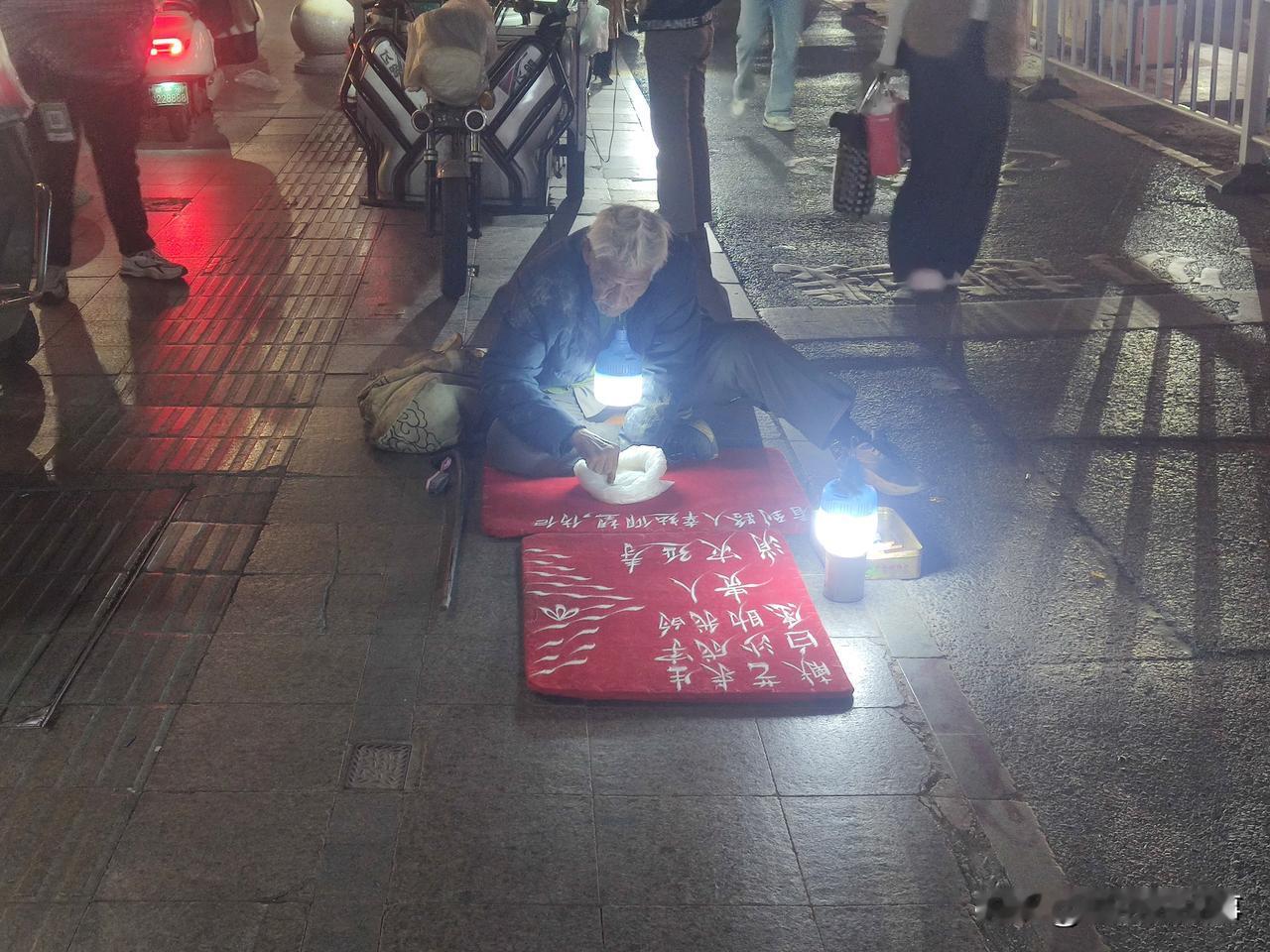 晚饭后出去遛弯，在大卫城东门口看到一位满头白发的老先生脖子里挂着一个节能照明灯，