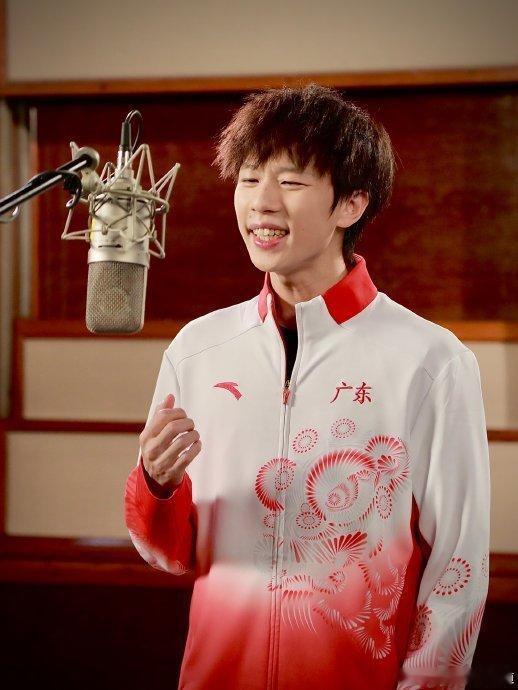 林高远亮相粤超开幕式林高远万人演唱会既视感谁懂啊！林高远一开口，越秀山体育场直接