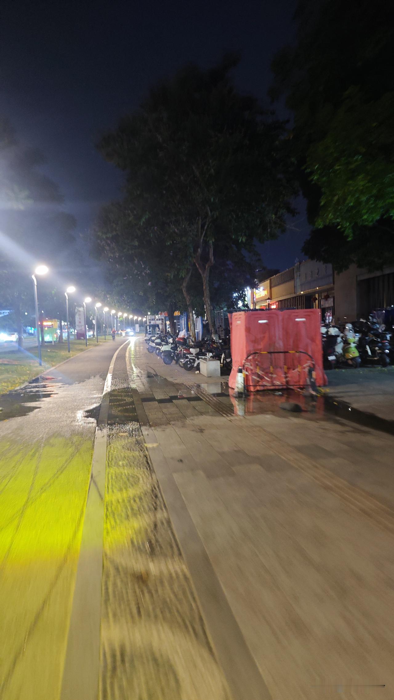 滨海珺城的屎水路又来了！基本上就是半年来一次，一次来个半个月。
据说是因为小区三