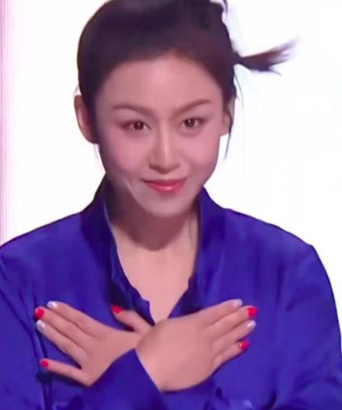 内娱头号“骗子”，骗了我们整整十年。
打开《大江大河3》第三集，那个穿工装的女技