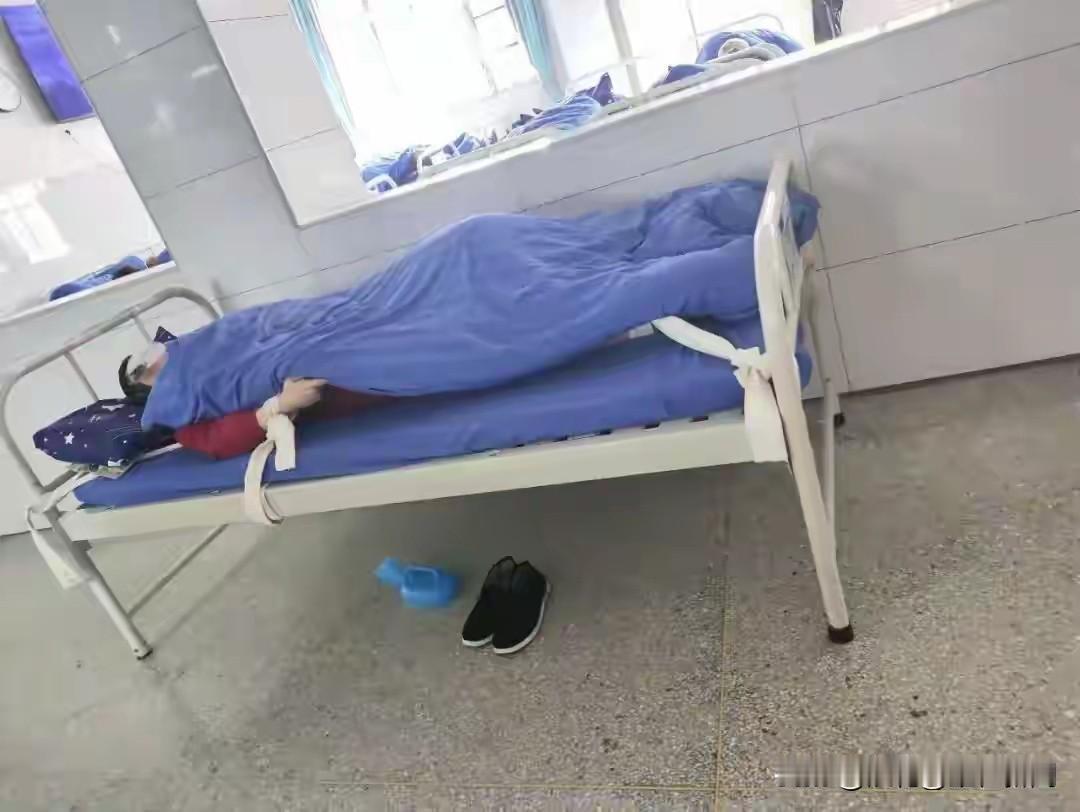 这么说吧，我上午去药店拿药，本来要刷医保的，结果药店的人员说，现在医保不能用，问