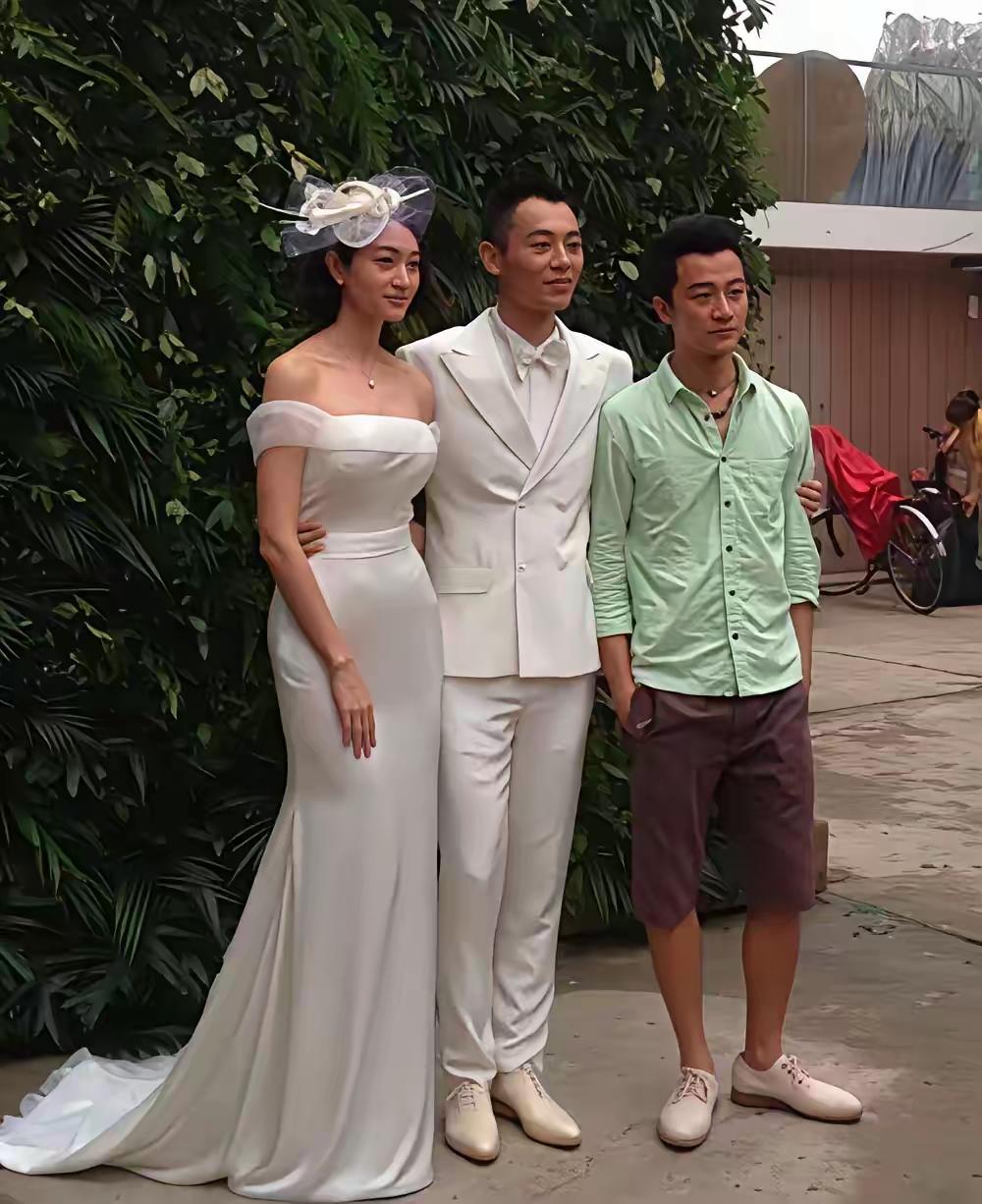 被称为骨灰级的三人合照中，有葛优、谢园，另一位是谁呢？