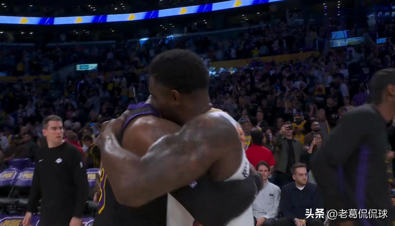 湖人巨星詹姆斯和鹈鹕球星锡安真是惺惺相惜！在今天湖人主场以110：101击败鹈鹕