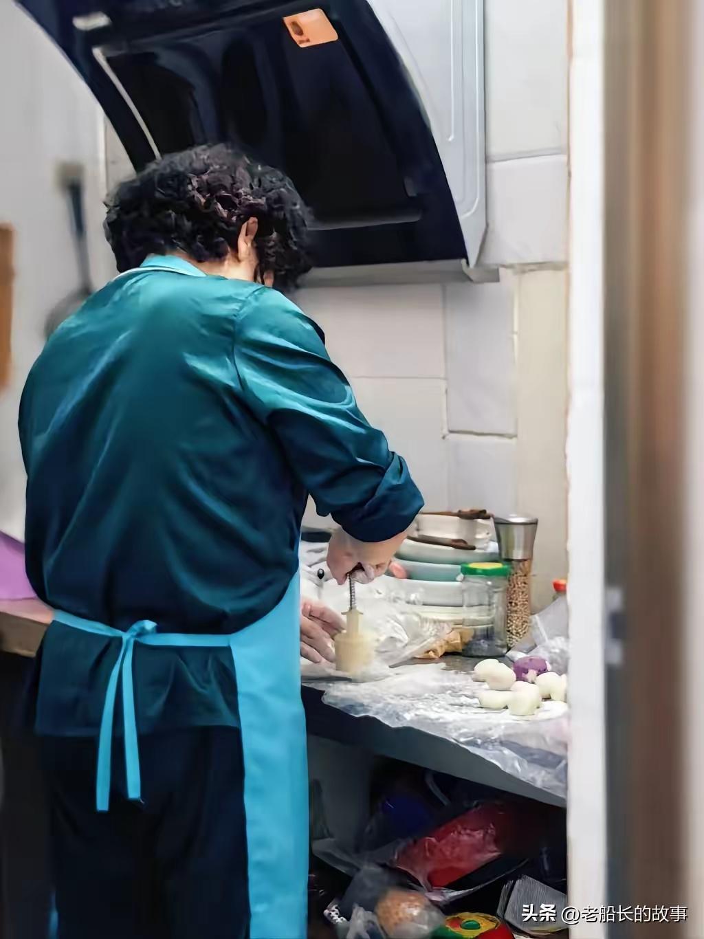 做了10年儿媳，

我才看明白一个道理：

没病千万别把婆婆推出去。

没了婆婆