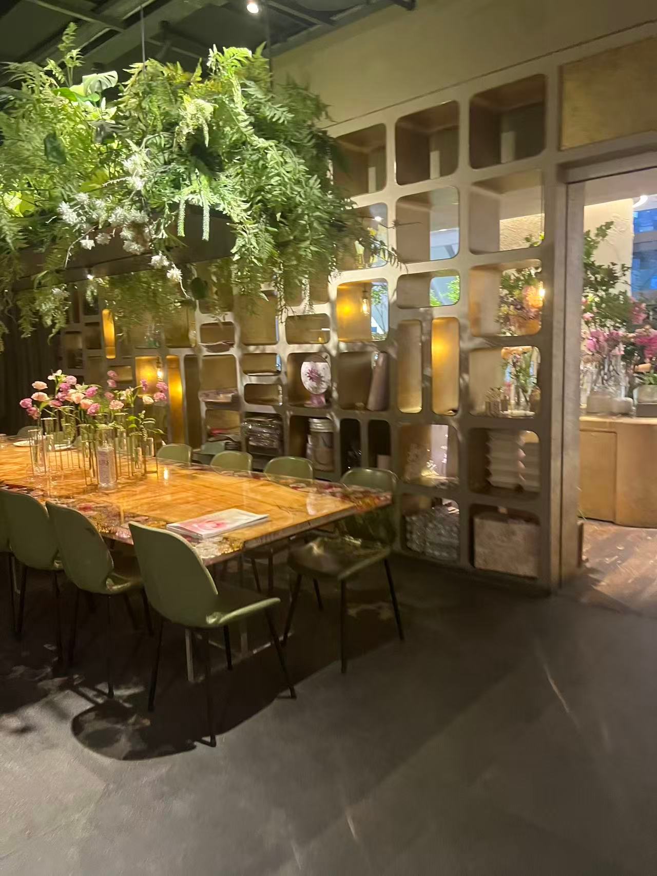 周边慢游，钻进树影斑驳的小路，再窝进街角咖啡店发个呆。随身太极藿香正气液，轻松出