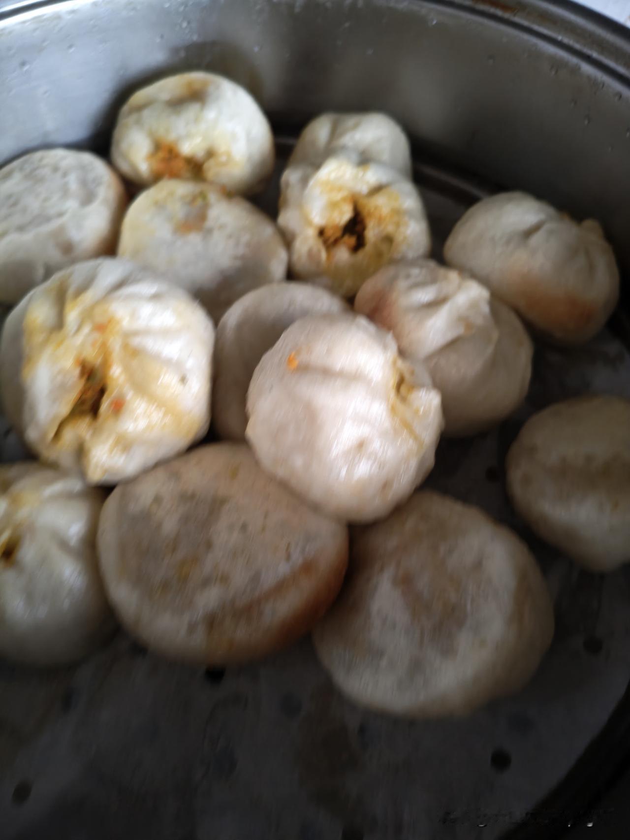 胡萝卜大葱鸡蛋包子，鲜香可口，吃了还想吃！