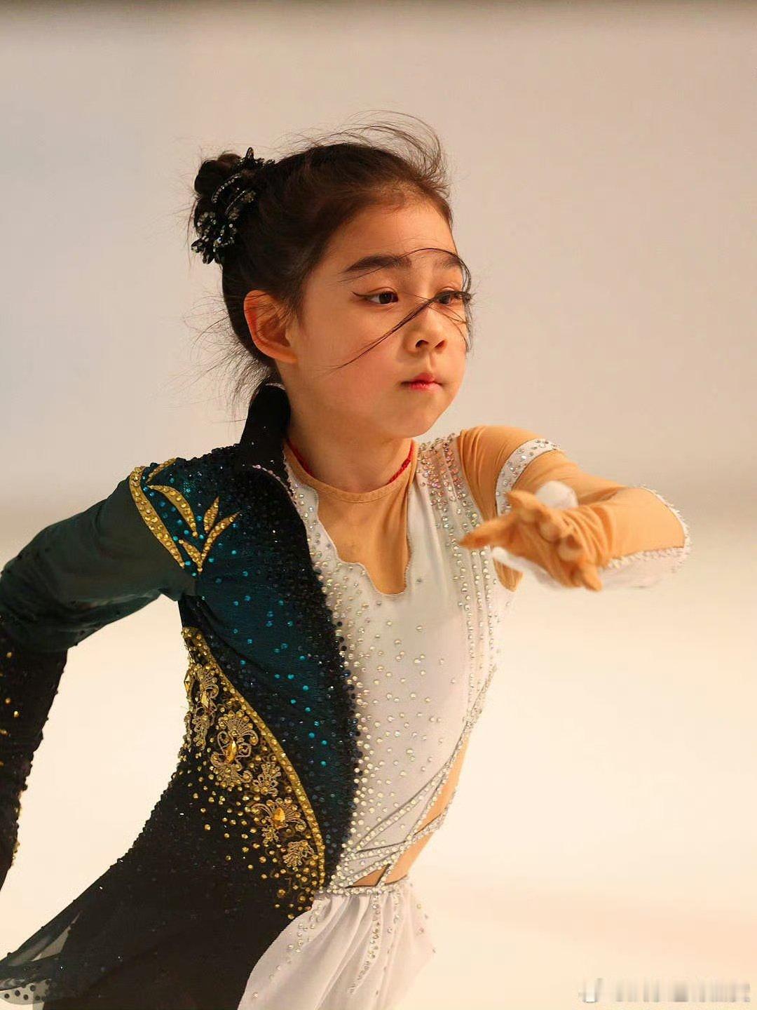 王铮亮女儿香港花样滑冰冠军哇哦！王铮亮女儿在香港花样滑冰锦标赛上夺冠啦。亮哥家的