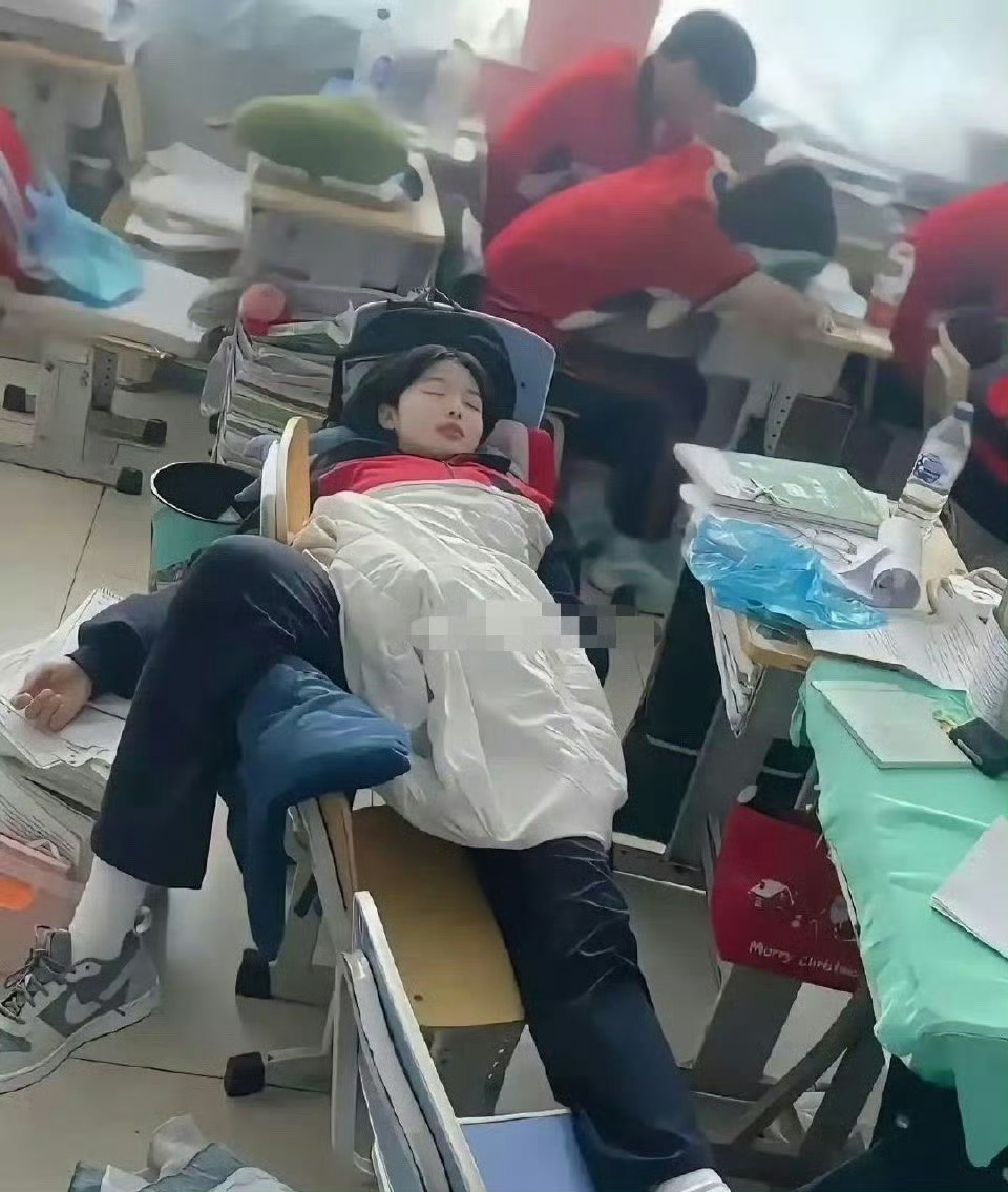 终于明白高中班主任说的那句:“十七八岁的女孩子不用化妆，怎样都是漂亮的。” 