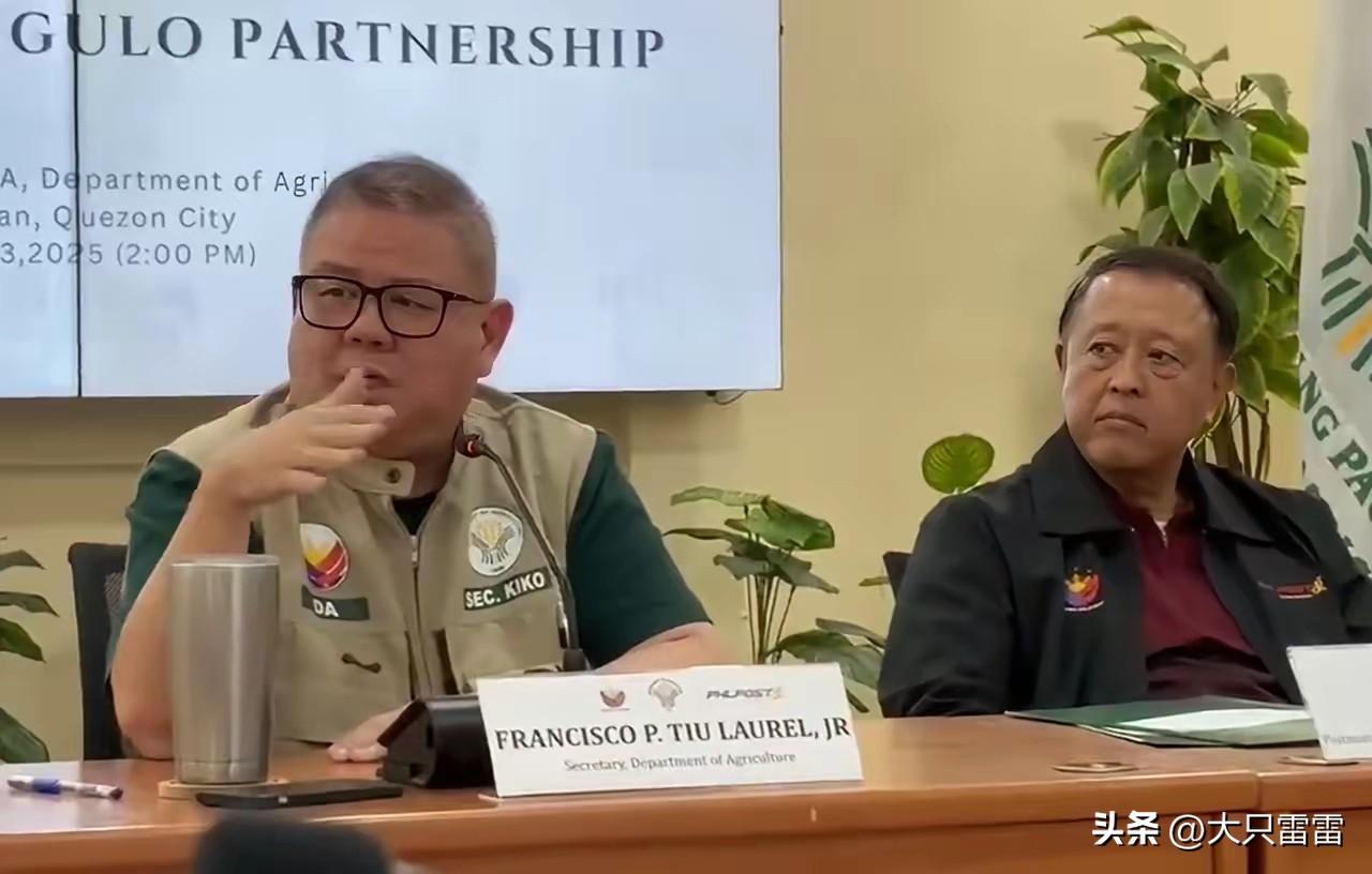 菲律宾的两面派尽显无疑了。
一方面， 菲律宾被曝出多次派飞机侵闯中方黄岩岛海域，