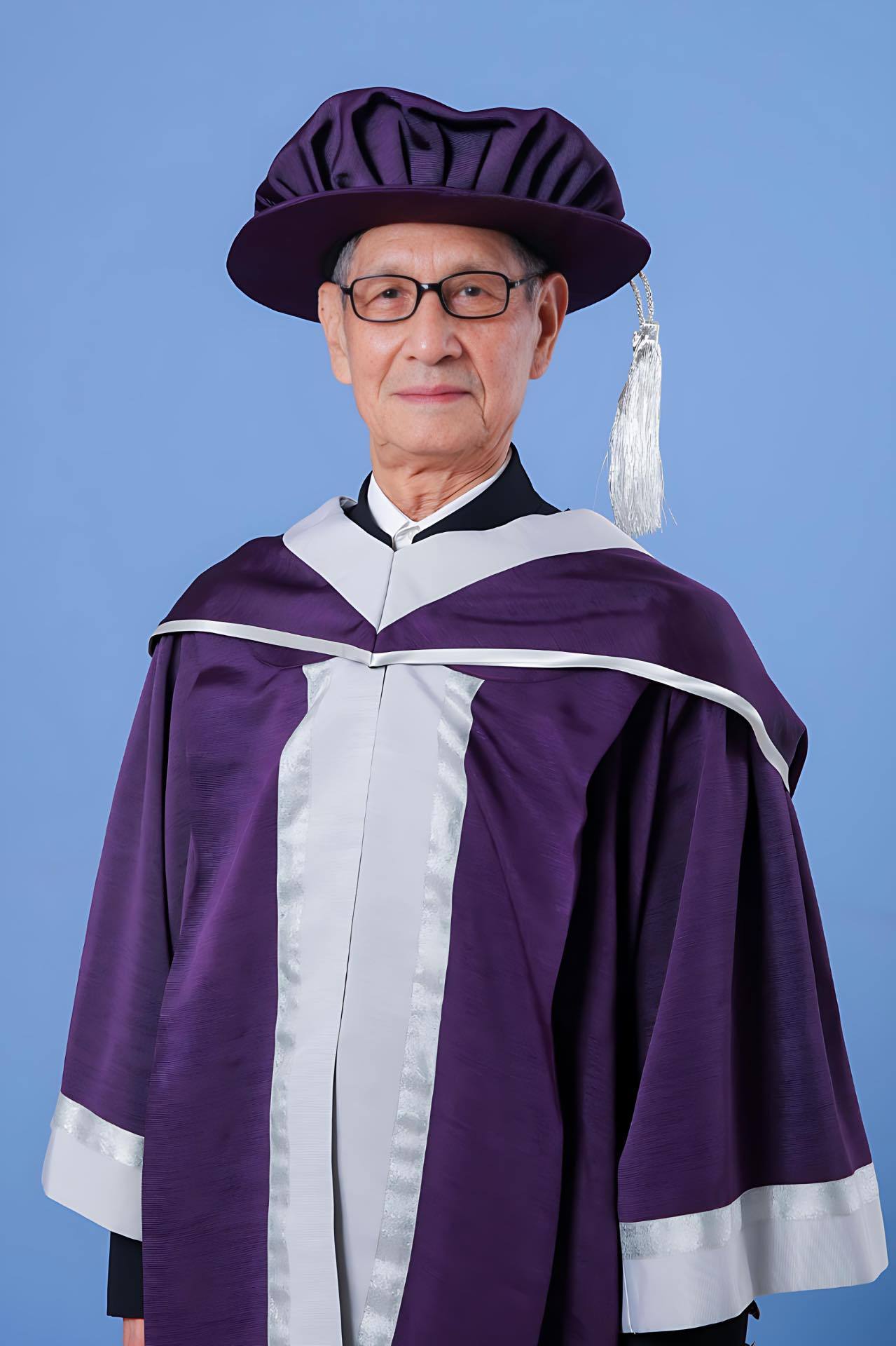 香港演艺学院，2019 荣誉院士。刘洵先生是资深京剧演员及戏曲导演，自幼学习京剧