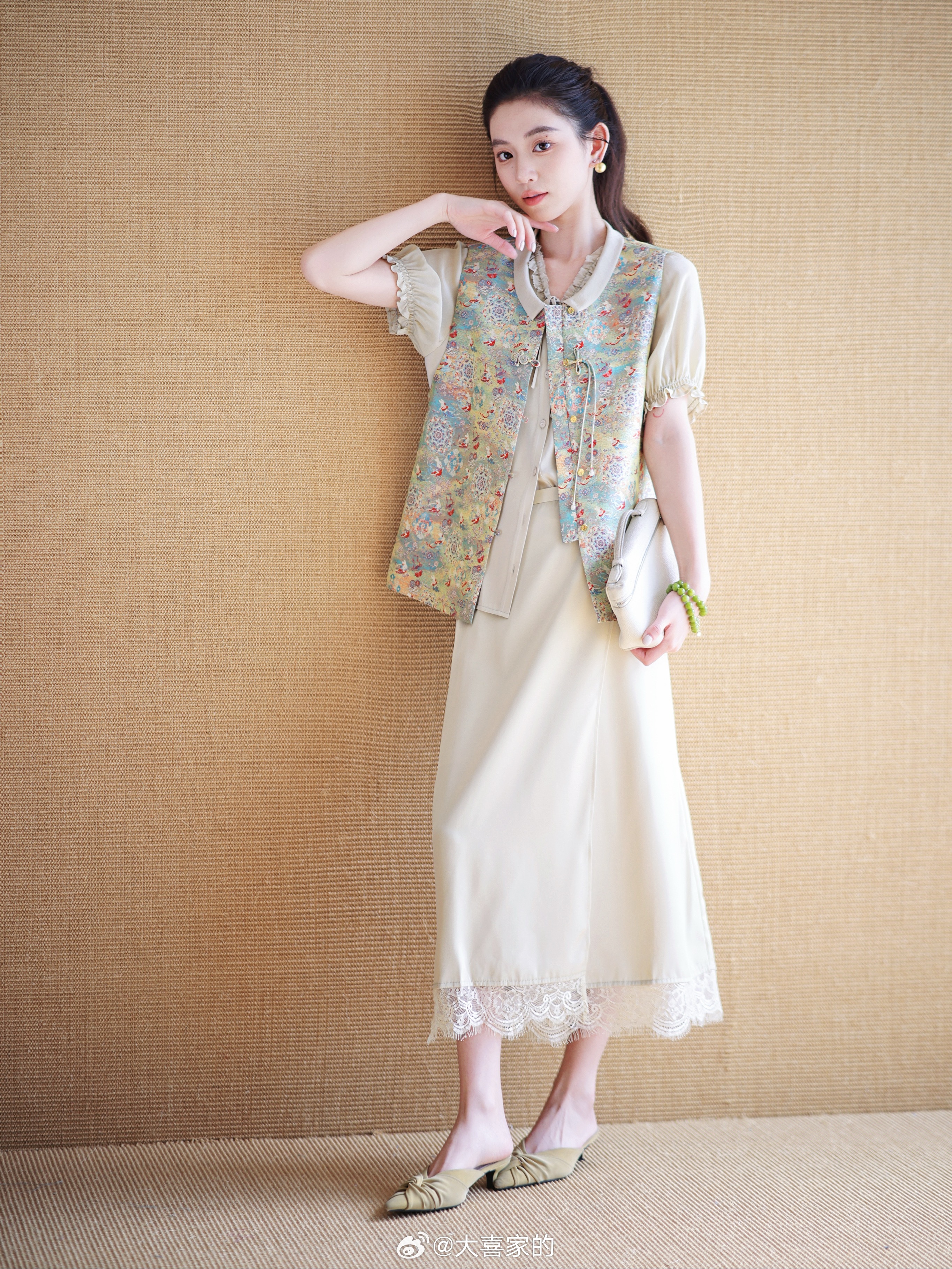 “敦煌飞天福兔”还有个马甲版本！35姆米真丝！蛮新颖的小翻领 再有盘扣点缀很日常