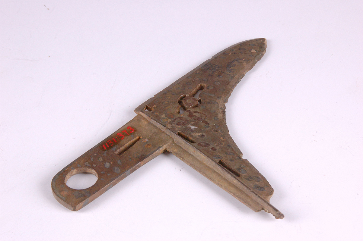 湖南常德博物馆藏1988年常德德山酒厂战国墓中出土:镂空太阳纹银斑戈. “银斑”