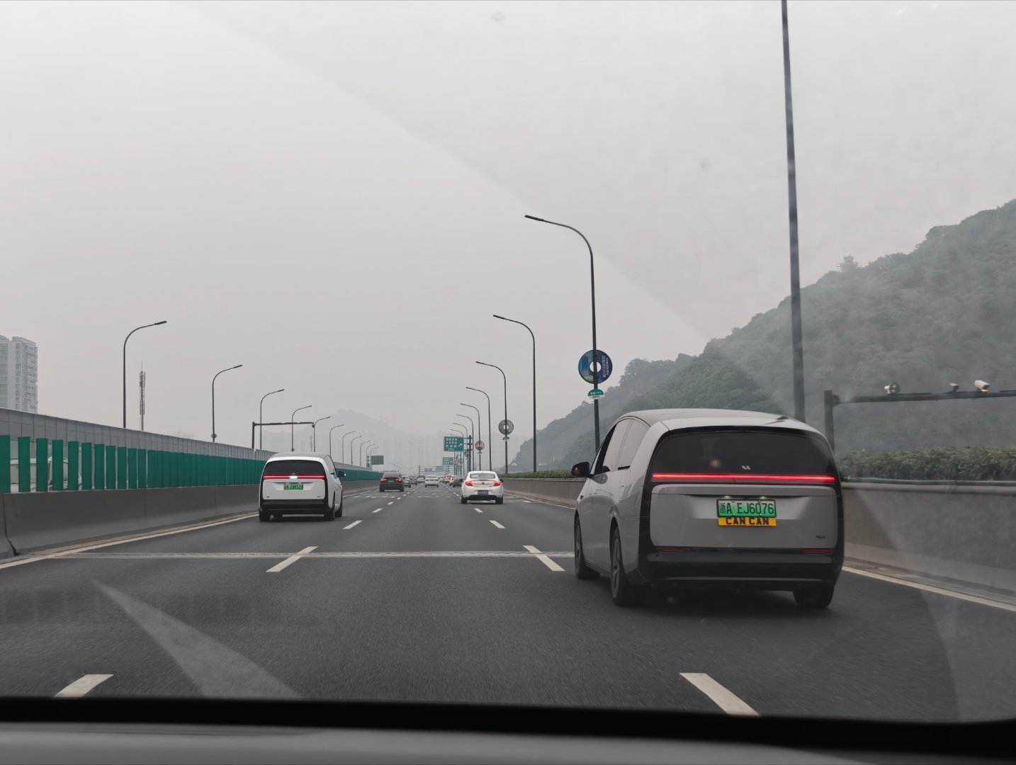 杭州人为什么气色那么好杭州人的生活还是太舒适了今天出门居然看到了两辆mega合着
