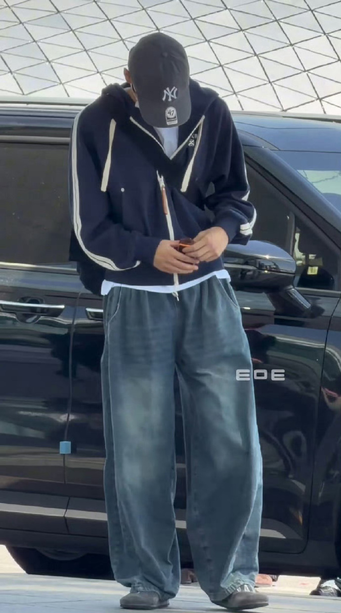 宋银硕 电子烟 RIIZE宋银硕在机场当众掏出一个很像电子烟的物品，嗯？ 