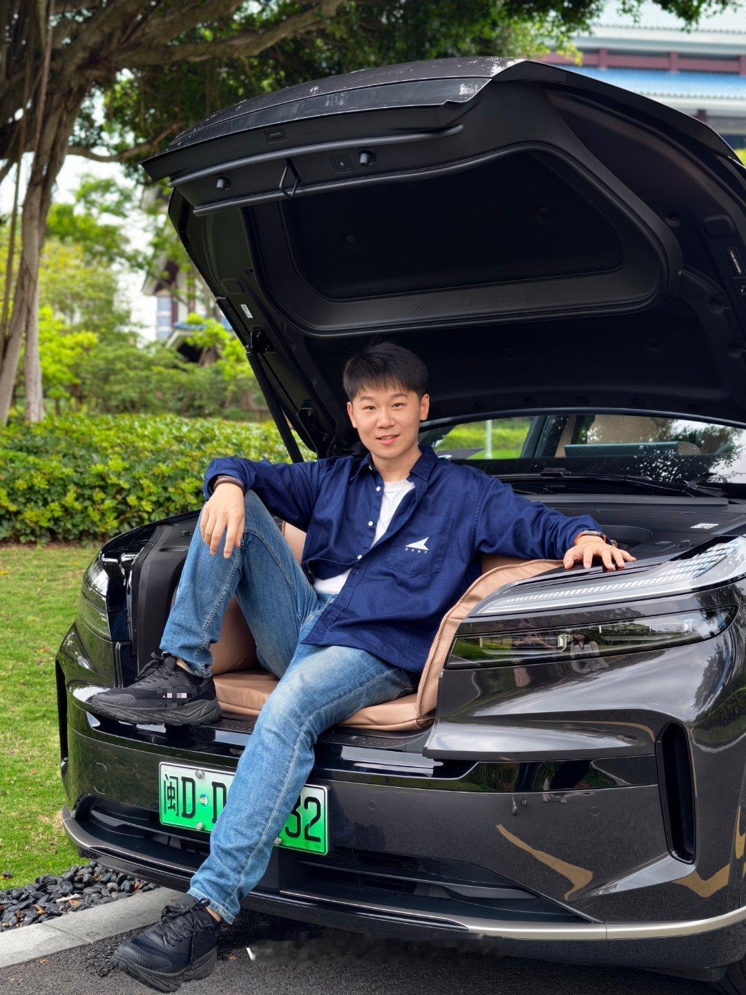 鹭岛的晚风，穿过榕荫，送来片刻清凉。2026款乐道L90静立树下，两套双拼配色，