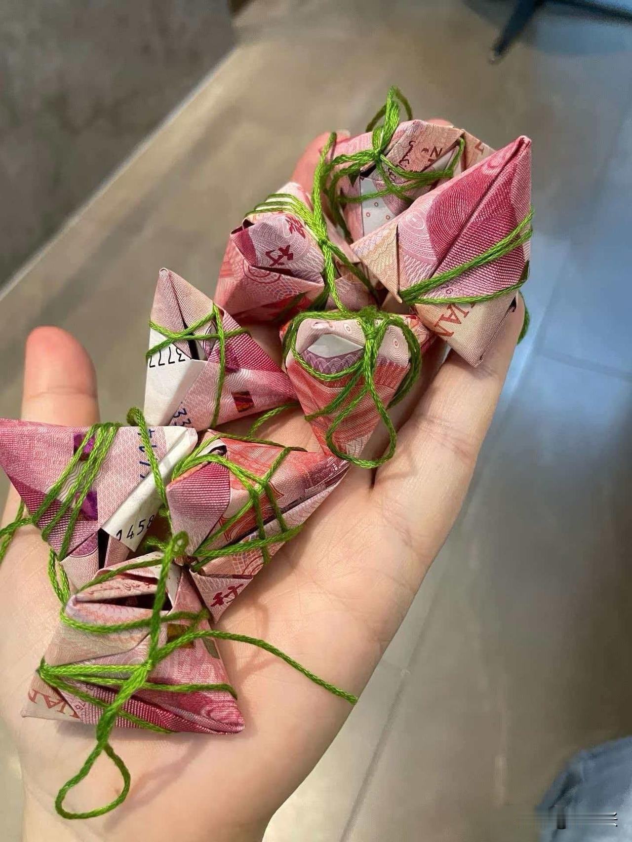 端午节你们家里包粽子了吗？包的什么馅？

今天是端午节，朋友们你们家里有没有包粽