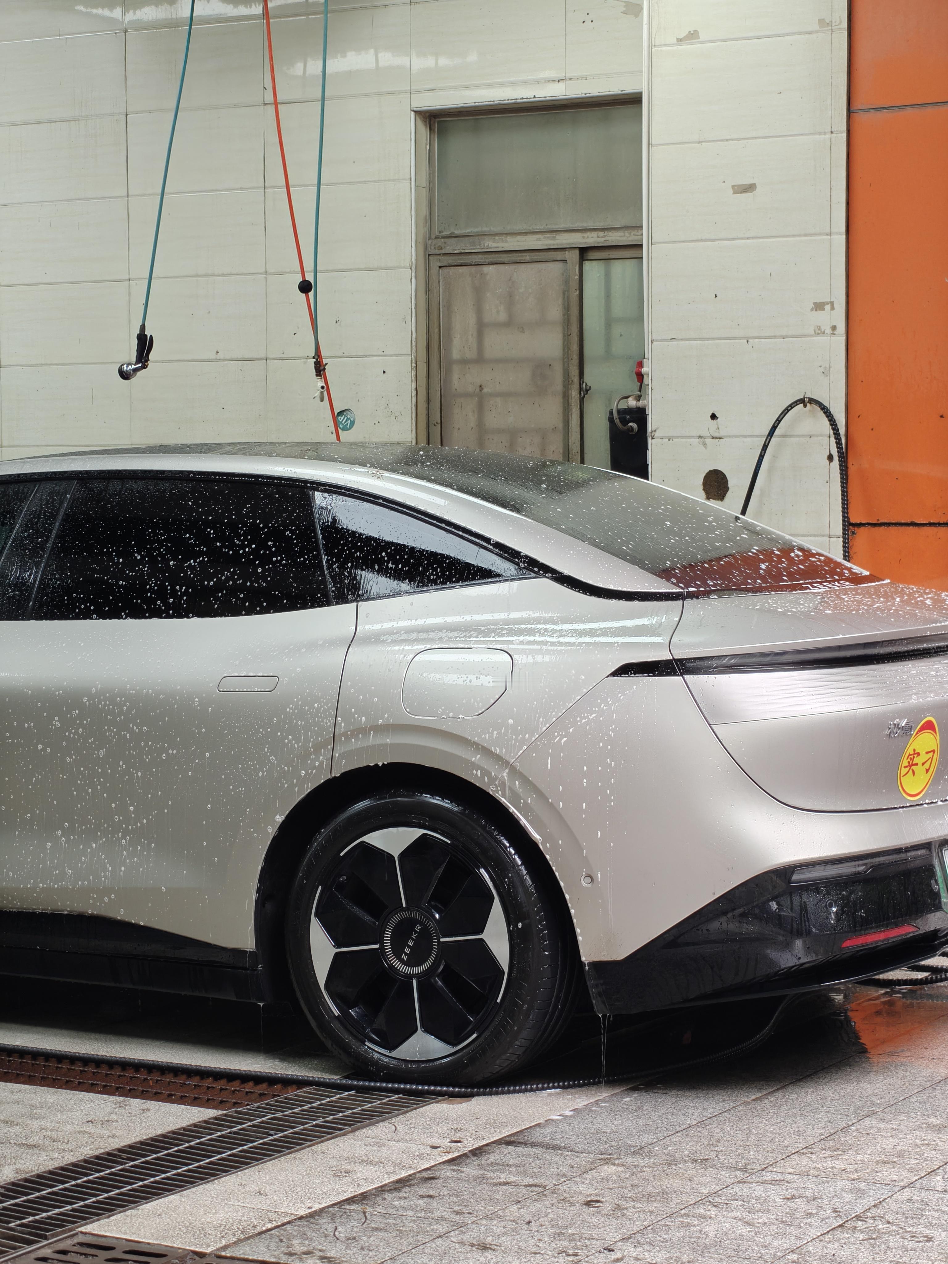 地图上随便找了个评分高的普通洗车，45元，看看效果 ​​​