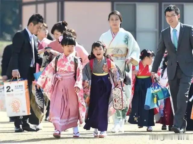 知乎上有人问：日本小孩有随母亲姓的吗？
如果对日本的国情有所了解，就不会问这个问