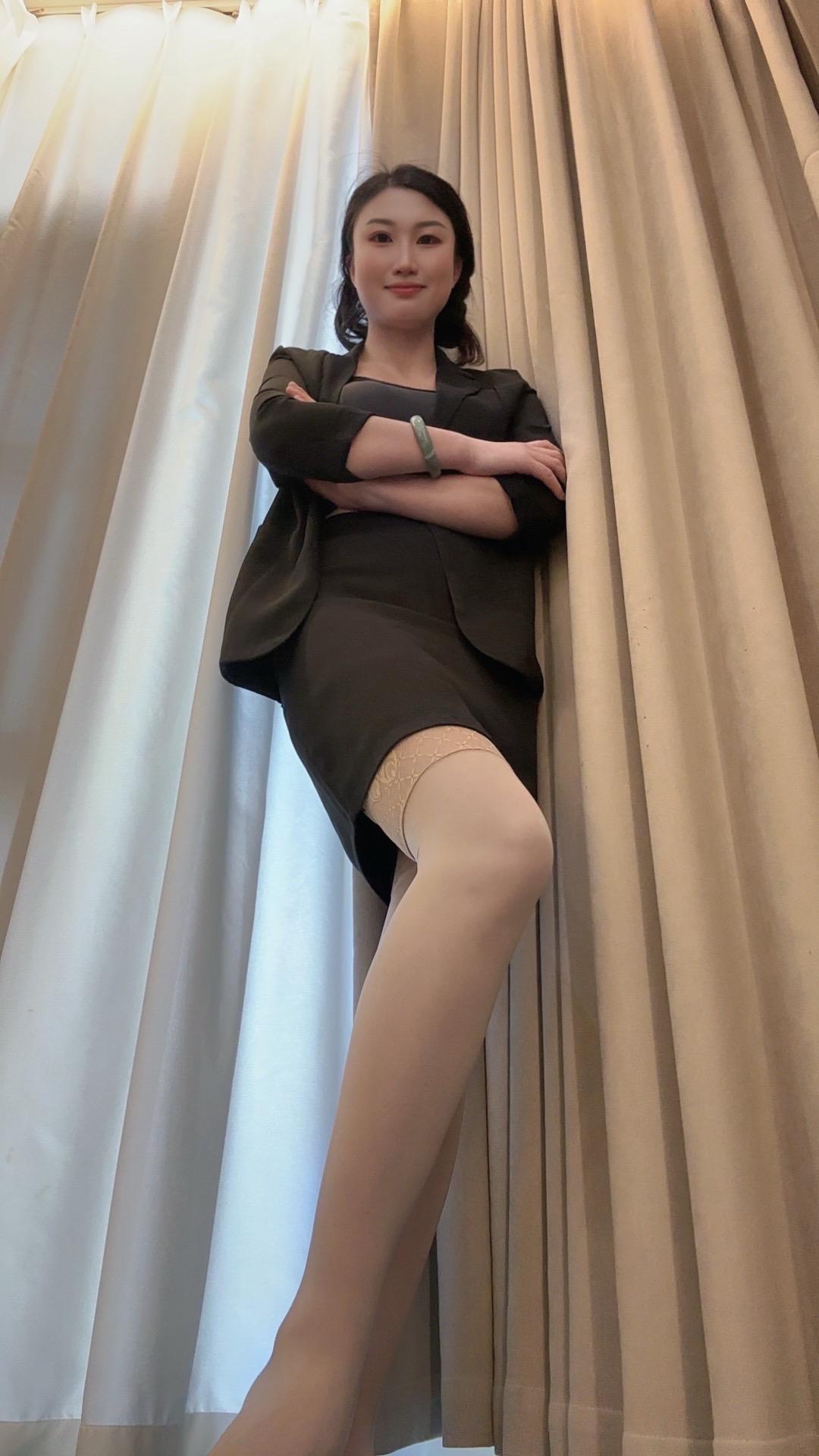 “谈了就别对比，睡了就别后悔，分了就下一个，爱是零食不是主食”穿出长腿美感 成熟