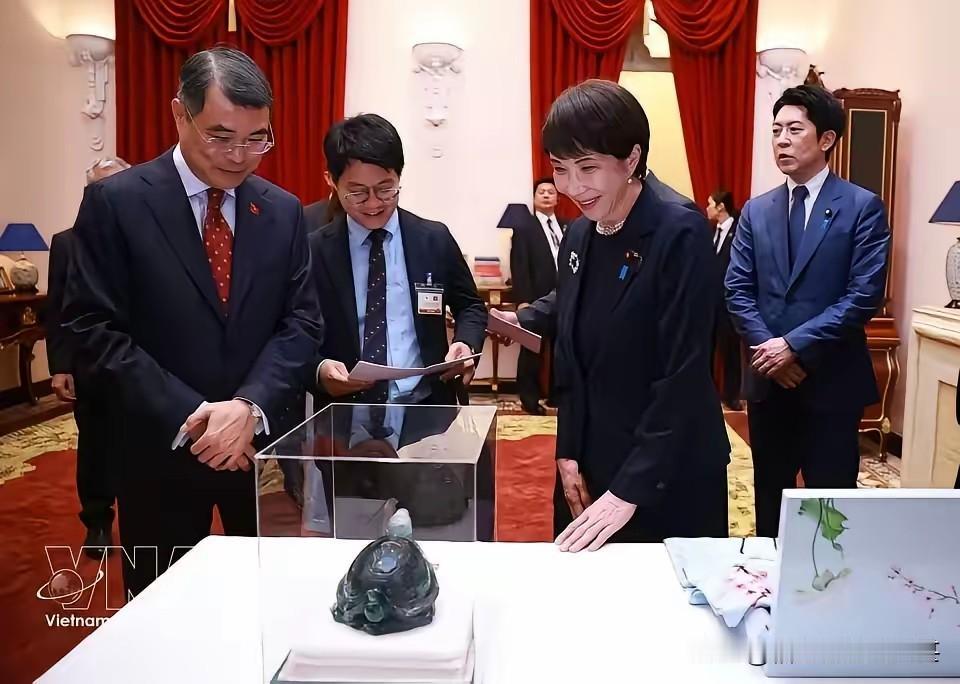 送给高市早苗一只绿头龟，绿头龟又叫绿毛龟，在日本称“蓑亀”。
绿头龟在日本核心寓