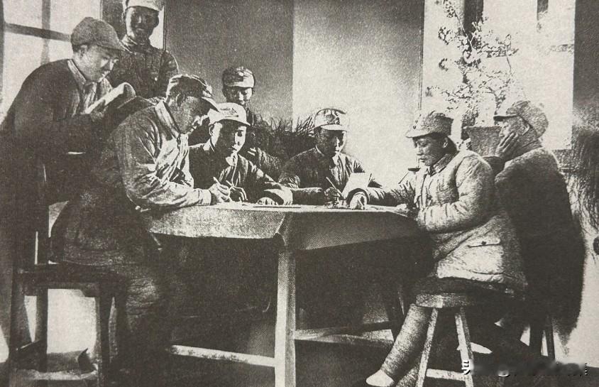 1942年，八路军一一五师解放山东滨海区朱樊镇，坐者左二萧华、左三梁必业、右二王