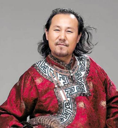 2000年，腾格尔在蒙古的所有酒楼全部倒闭，老婆也离婚了，价值85w的玉马，在醉