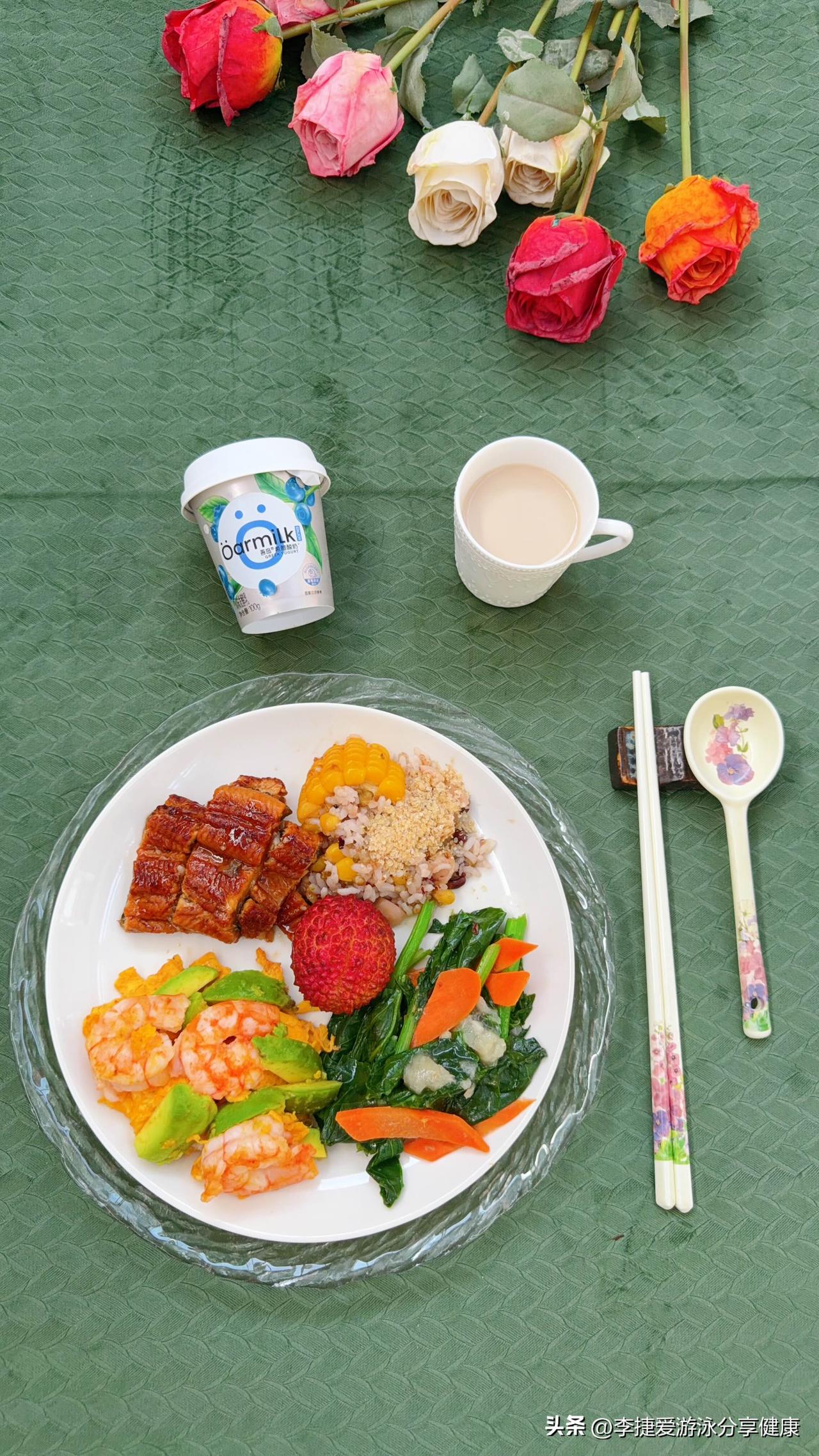 彩虹餐分享，半个拳头的杂粮杂豆莲子饭，一口玉米，还有小麦胚芽。蒲烧鳗鱼，牛油果青