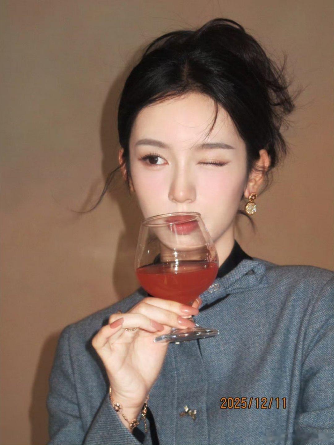 周也 豪门大小姐活动现场周也这气质，清冷又贵气。小说里的豪门女主从此有脸了