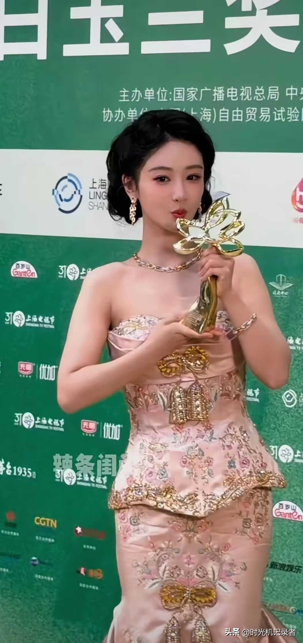白玉兰视后杨紫真的是激动了，自己陪跑白玉兰三次，自己虽然很努力但是还是被不认可，
