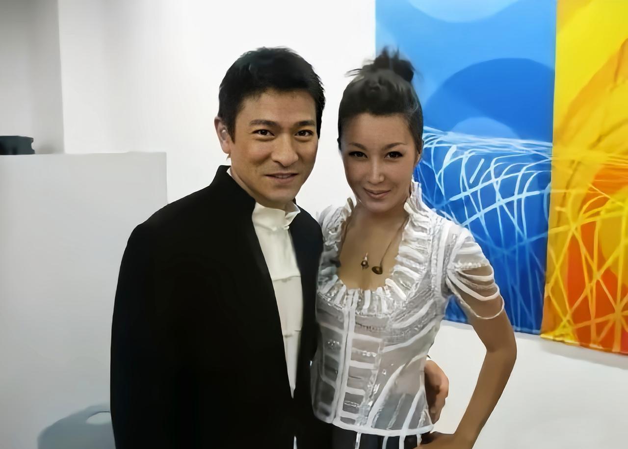 盯着这张合影，你手指停在半空。
左边是刘德华，右边这位……名字就卡在嘴边，死活叫