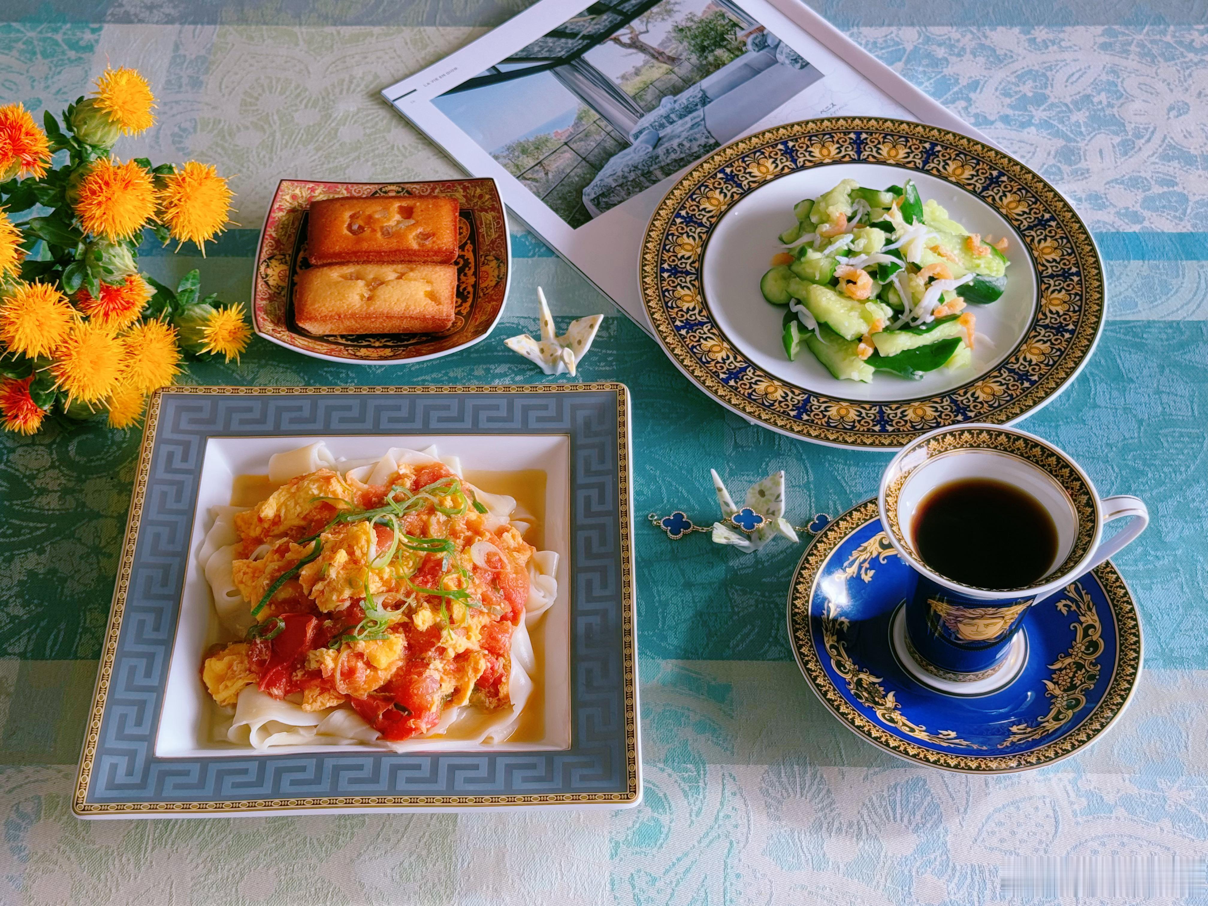 早安🍀🍀🍀资家早餐 番茄鸡蛋面🍜、海米银鱼拌黄瓜、费南雪、黑咖啡☕️最近