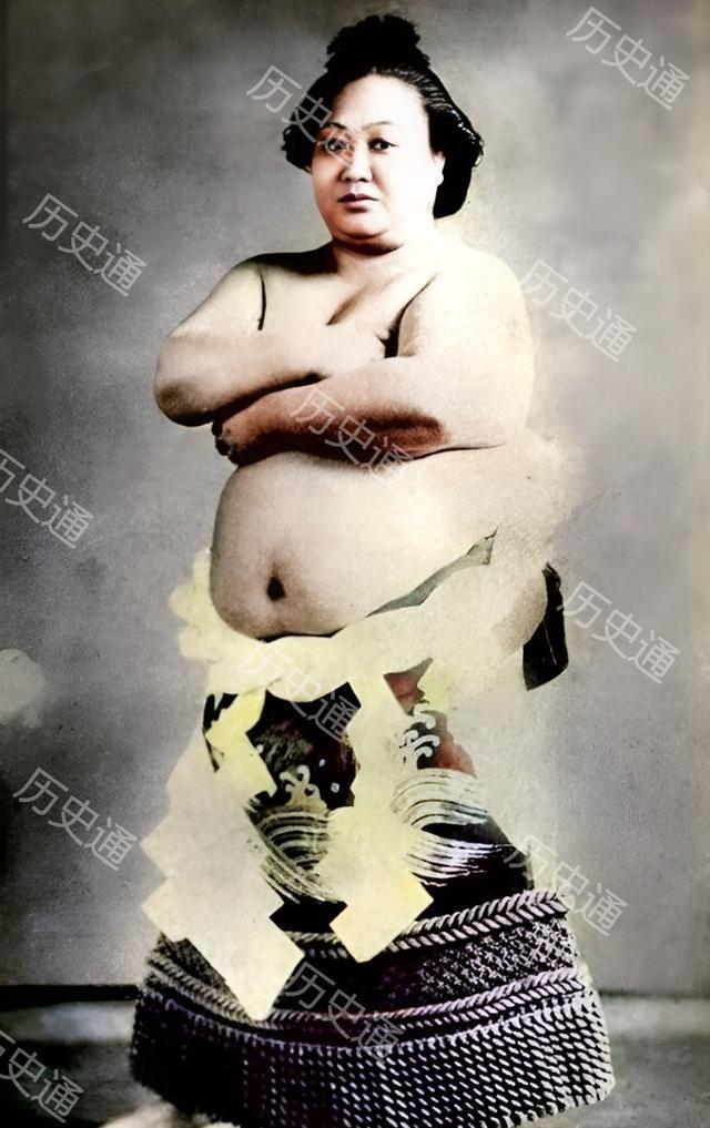 这是日本三十年代一名虎背熊腰，身材魁梧的女相扑。相扑本源自中国。宋朝时，女相扑参