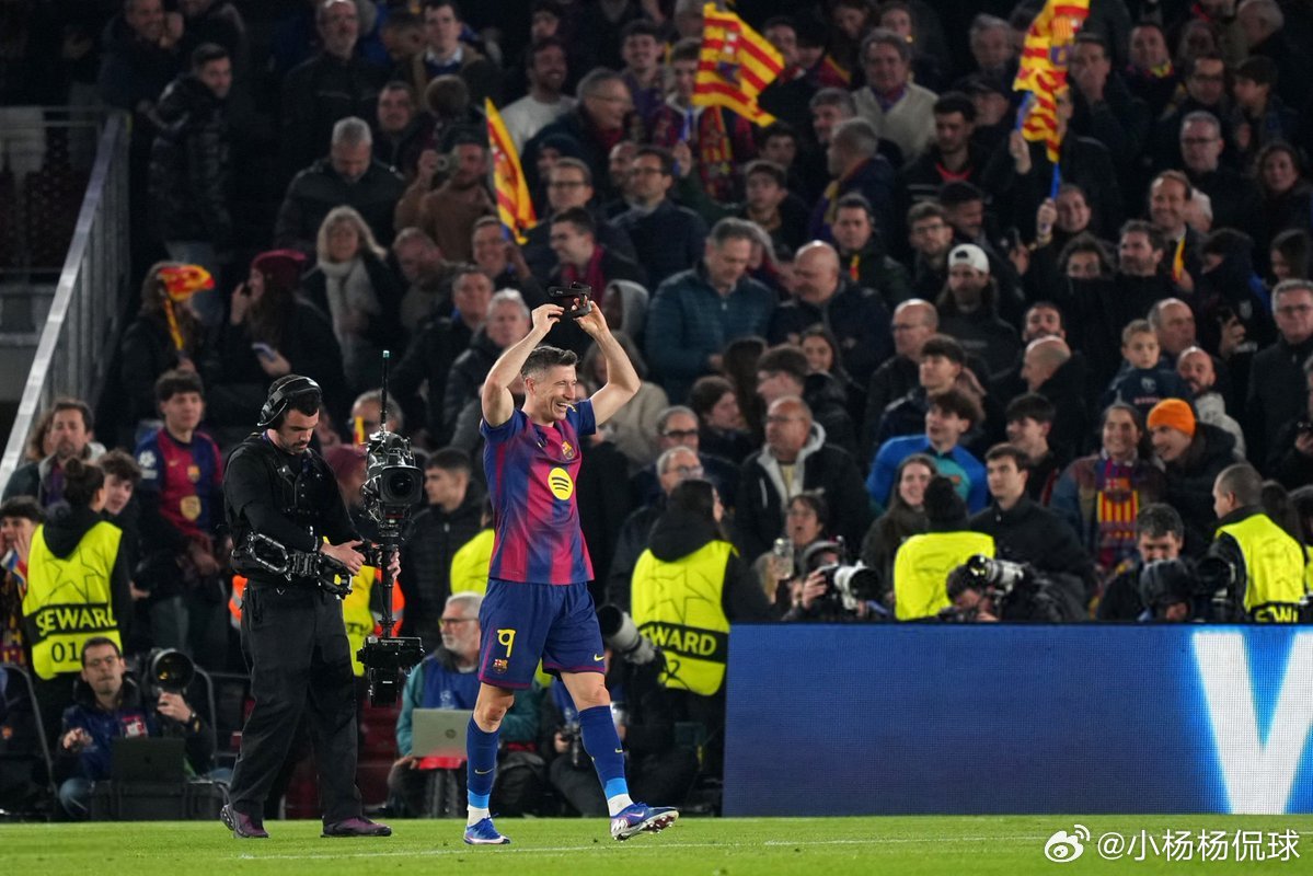 巴萨7比2纽卡斯尔联Robert Lewandowski 