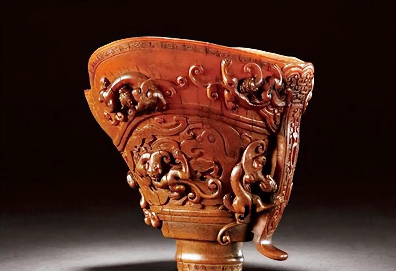 1971年3月，一位外宾看上了我们的国宝九龙杯，于是，他趁人不备偷偷地装进了包里