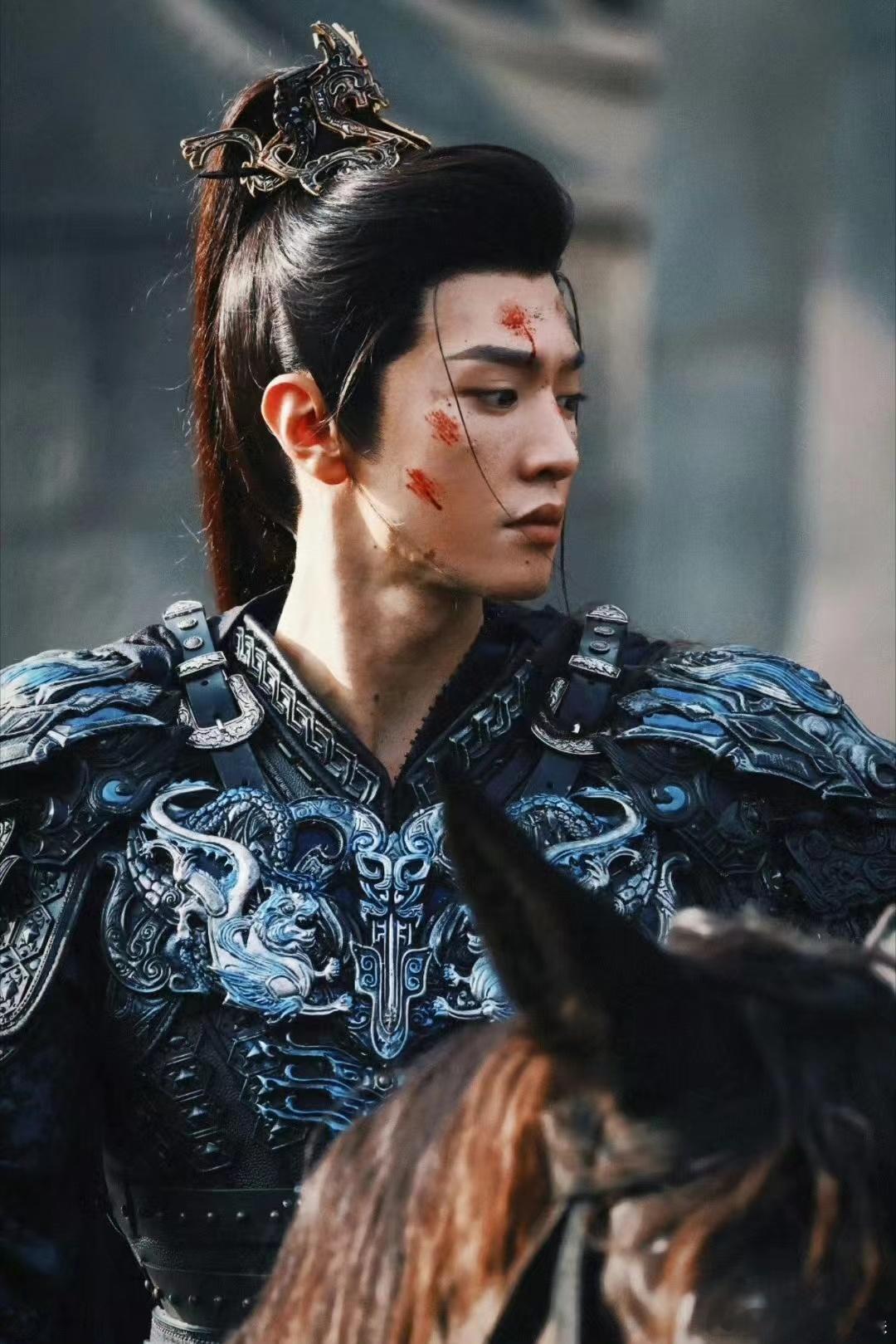 怎么感觉陈哲远的战损妆容都要帅过成毅了？ ​​​