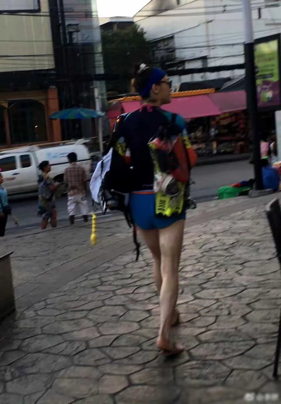 海清和章子怡的大青衣，沉迷于游泳潜水中无法自拔，李大双还在国内带货[挖鼻] ​​