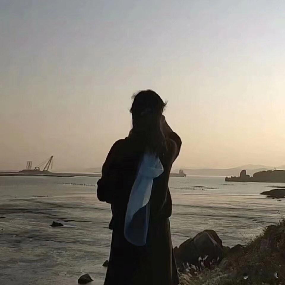 一个人经历多了，你就会知道，如果自己没本事，再多的社交也只能算是凑热闹。