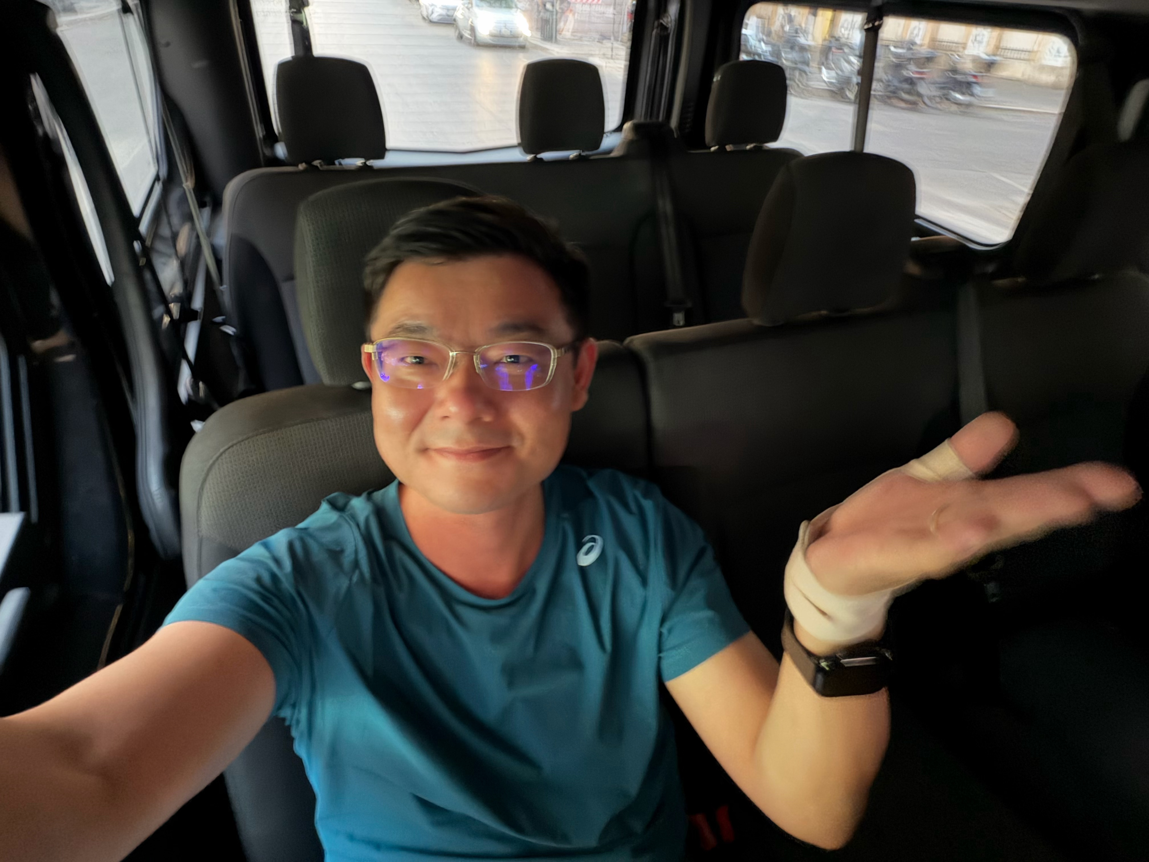 买个药，脚不敢走。约了一个Uber基本车型，等半天没有车，平台派来了一台7座车。