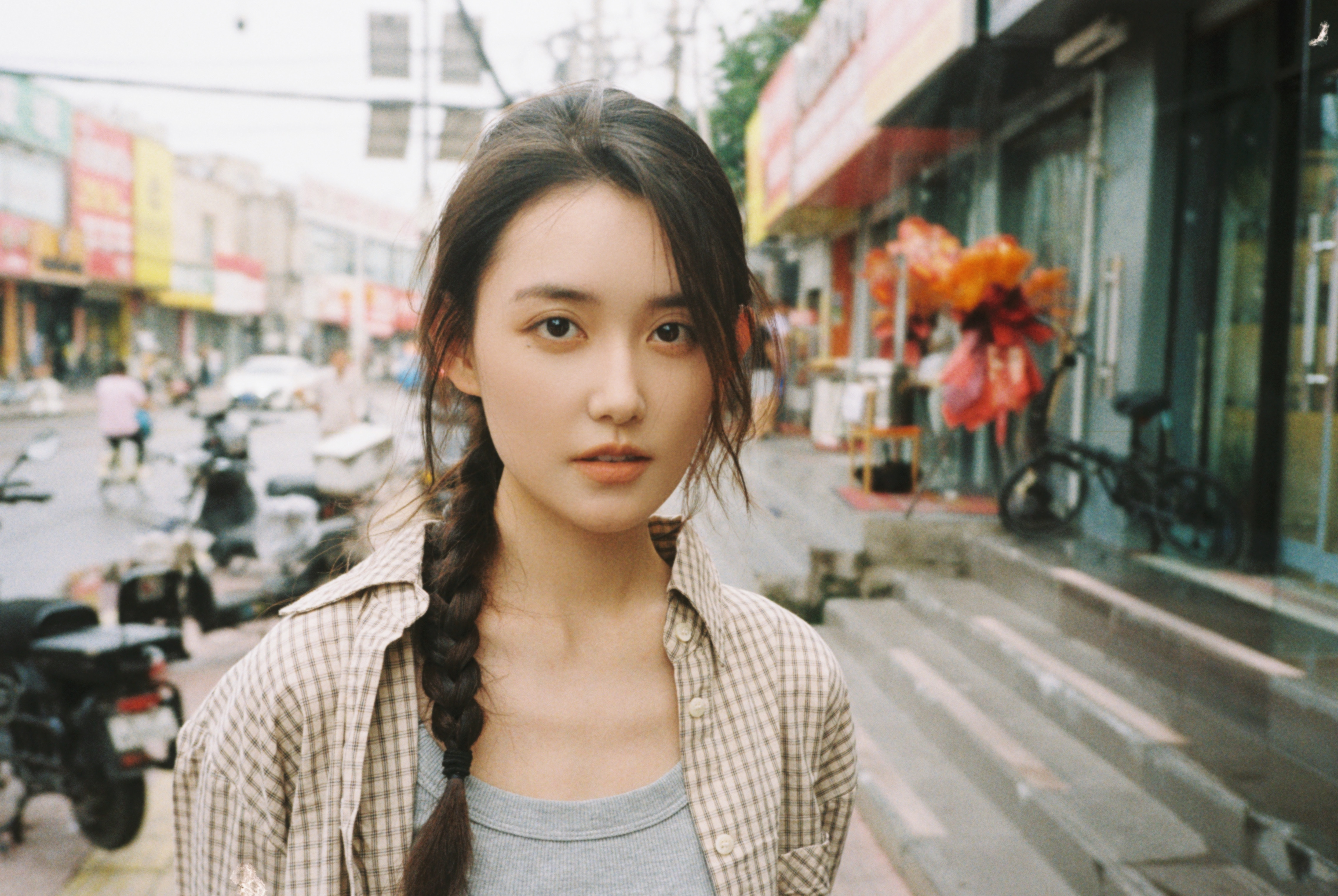 蒋依依天选县城文学女主褪去精致的包装，蒋依依穿梭在市井街巷，坐在旧店铺台阶静静放