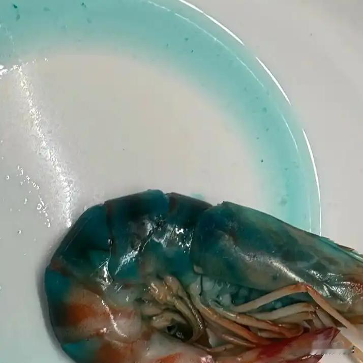 1月20日，上海的王女士表示，她在盒马网购了斑节虾，煮熟后发现其中一只虾“蓝得吓