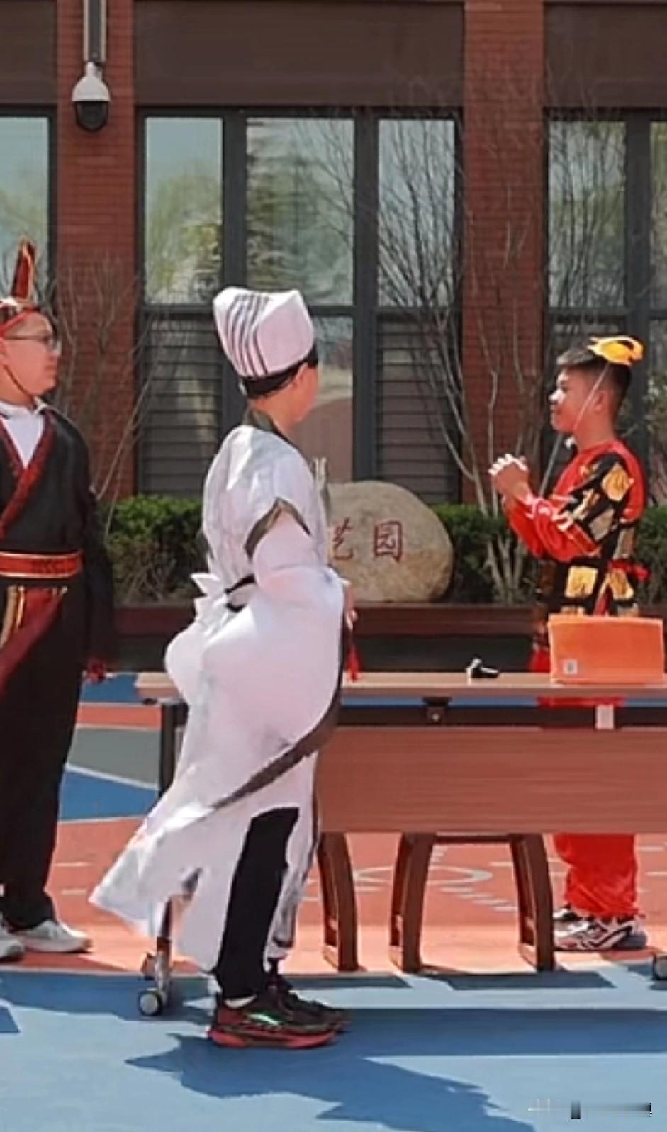 哈哈，这个家伙摇身一变，成了诸葛孔明……

刚刚看到女婿发来的视频，学校搞活动，