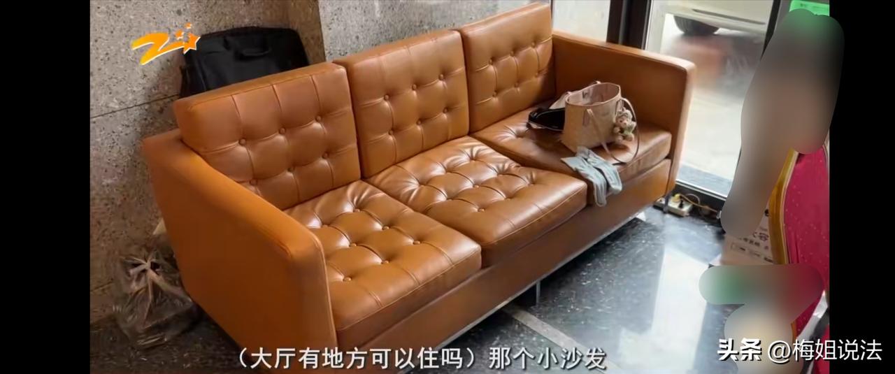 杭州，林女士租的房子想提前解约，房东不同意，直接更换了门锁，林女士连换洗的衣服也
