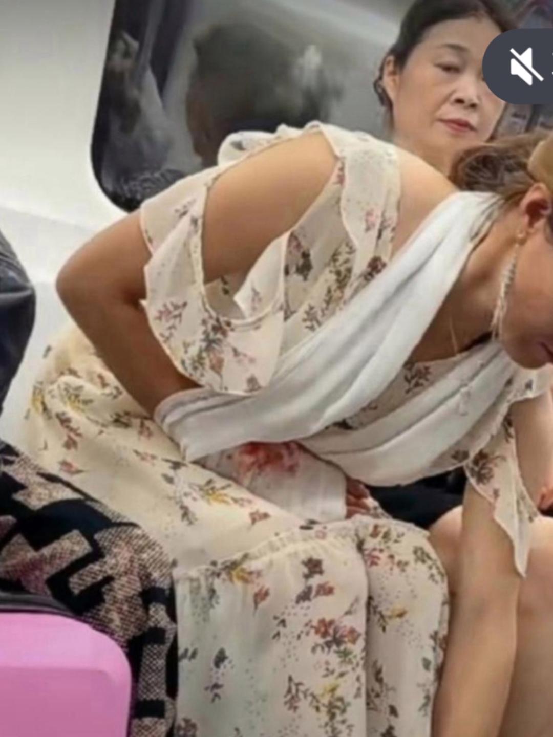 地铁上有个姑娘，一只胳膊缠着绷带动弹不得，鞋带开了自己咋弄都系不上，正搁那儿费劲