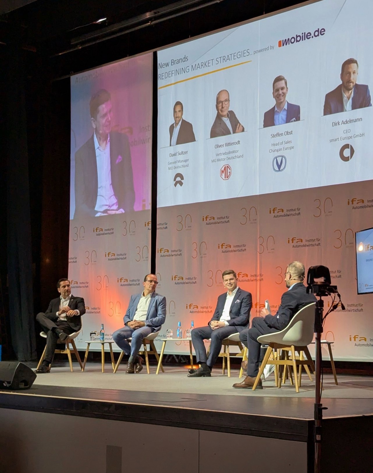 在纽廷根的IfA行业峰会上，看到台上的欧洲业界领袖们，讨论如何应对新品牌对市场的