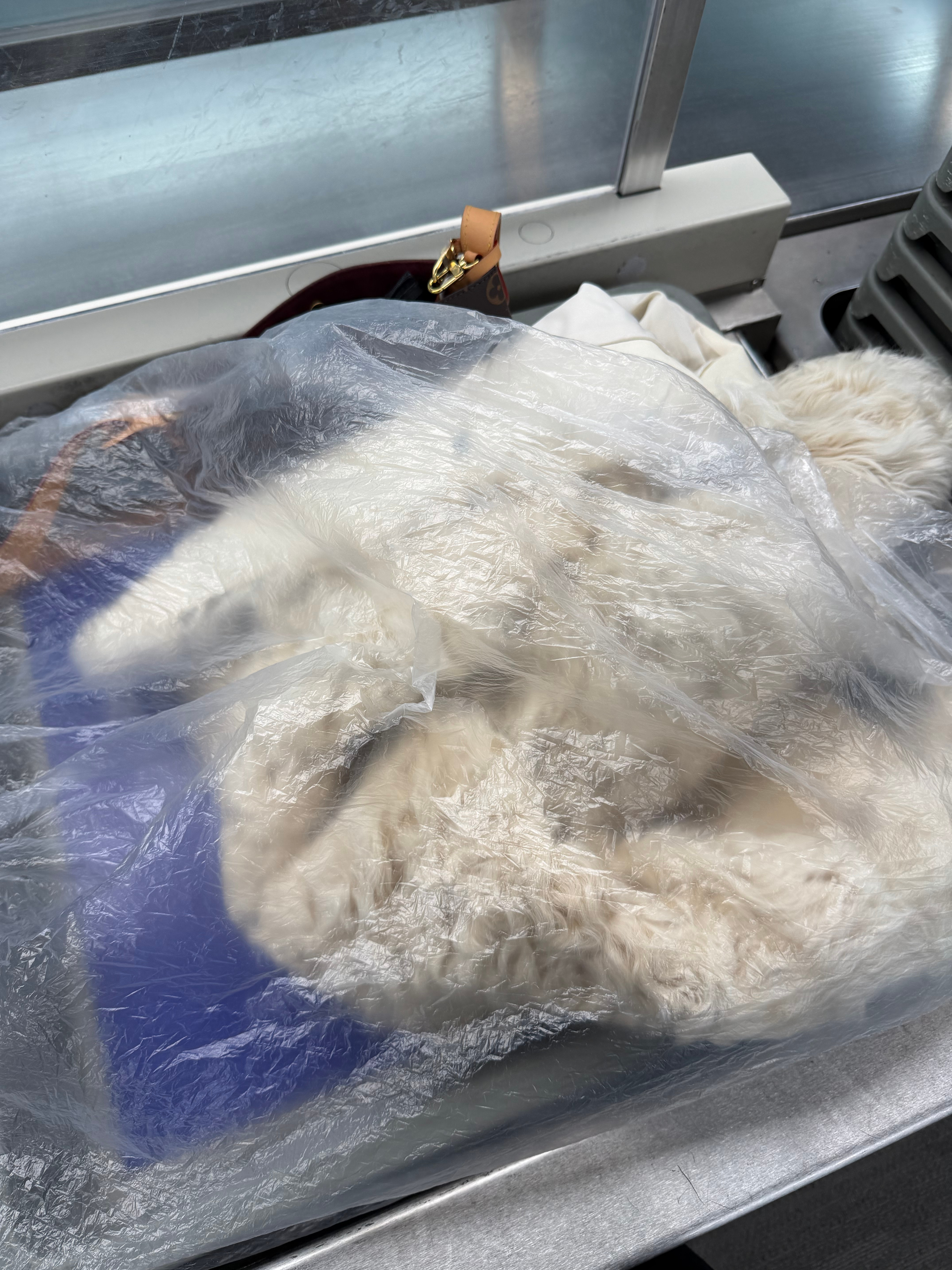 实名表扬北京机场，安检特别细心，给我衣服套的好好的再做检查（这是我自己翻手机有点