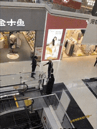 仔细观察，才知道到底发生了什么？
保安大哥其实没有多大问题，反倒是戴帽子大哥有点